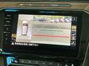 ギアをリバースに入れると車両後方の映像を映し出します。画面にはガイドラインが表示され、車庫入れや縦列駐車などの際に安全確認をサポートします。