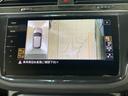 ギアをリバースに入れると車両後方の映像を映し出します。画面にはガイドラインが表示され、車庫入れや縦列駐車などの際に安全確認をサポートします。