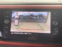 ギアをリバースに入れると車両後方の映像を映し出します。画面にはガイドラインが表示され、車庫入れや縦列駐車などの際に安全確認をサポートします。