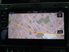 タッチスクリーンを採用。従来のナビゲーションシステムの域を超える、車両を総合的に管理するインフォテイメントシステムです。 2