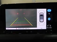 ギアをリバースに入れると車両後方の映像を映し出します。画面にはガイドラインが表示され、車庫入れや縦列駐車などの際に安全確認をサポートします。 6
