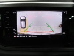 ギアをリバースに入れると車両後方の映像を映し出します。画面にはガイドラインが表示され、車庫入れや縦列駐車などの際に安全確認をサポートします。 6