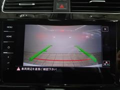 ギアをリバースに入れると車両後方の映像を映し出します。画面にはガイドラインが表示され、車庫入れや縦列駐車などの際に安全確認をサポートします。 6