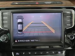 ギアをリバースに入れると車両後方の映像を映し出します。画面にはガイドラインが表示され、車庫入れや縦列駐車などの際に安全確認をサポートします。 6