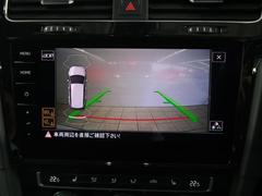 ギアをリバースに入れると車両後方の映像を映し出します。画面にはガイドラインが表示され、車庫入れや縦列駐車などの際に安全確認をサポートします。 7