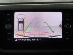 ギアをリバースに入れると車両後方の映像を映し出します。画面にはガイドラインが表示され、車庫入れや縦列駐車などの際に安全確認をサポートします。 5