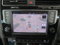 タッチスクリーンを採用。従来のナビゲーションシステムの域を超える、車両を総合的に管理するインフォテイメントシステムです。 6