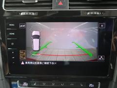 ギアをリバースに入れると車両後方の映像を映し出します。画面にはガイドラインが表示され、車庫入れや縦列駐車などの際に安全確認をサポートします。 6