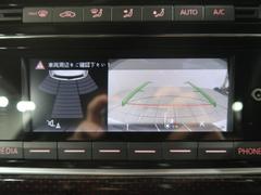 ギアをリバースに入れると車両後方の映像を映し出します。画面にはガイドラインが表示され、車庫入れや縦列駐車などの際に安全確認をサポートします。 5