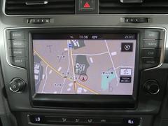 タッチスクリーンを採用。従来のナビゲーションシステムの域を超える、車両を総合的に管理するインフォテイメントシステムです。 5