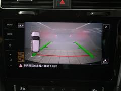 ギアをリバースに入れると車両後方の映像を映し出します。画面にはガイドラインが表示され、車庫入れや縦列駐車などの際に安全確認をサポートします。 6