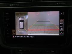 ギアをリバースに入れると車両後方の映像を映し出します。画面にはガイドラインが表示され、車庫入れや縦列駐車などの際に安全確認をサポートします。 6