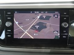 タッチスクリーンを採用。従来のナビゲーションシステムの域を超える、車両を総合的に管理するインフォテイメントシステムです。 5
