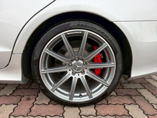 CLSクラス CLS63 S カーボンパッケージ サンルーフ ETC スマートキー クルーズコントロール バックカメラ 電動トランク パワーシート AMGレッドキャリパー カーボンPKG専用パーツ 革シート(11枚目)