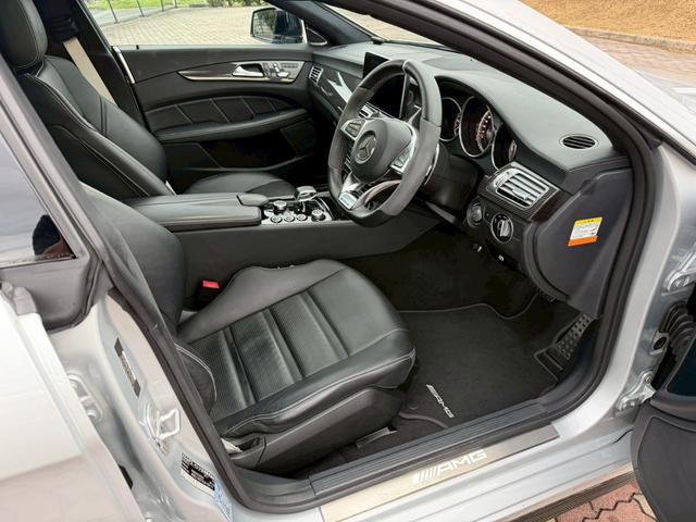 CLSクラス CLS63 S カーボンパッケージ サンルーフ ETC スマートキー クルーズコントロール バックカメラ 電動トランク パワーシート AMGレッドキャリパー カーボンPKG専用パーツ 革シート(18枚目)