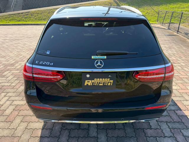 Ｅクラスステーションワゴン Ｅ２２０ｄ　ステーションワゴン　スポーツ　ＡＭＧラインインテリアＰＫＧ　エクスクルーシブＰＫＧ　レーダーセーフティーＰＫＧ　パノラミックスライディングルーフ　ブルメスタサウンド　ヘッドアップディスプレイ　ナッパレザーシート　パワーバックゲート（8枚目）