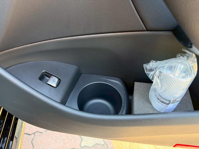 Ｅクラスステーションワゴン Ｅ２２０ｄ　ステーションワゴン　スポーツ　ＡＭＧラインインテリアＰＫＧ　エクスクルーシブＰＫＧ　レーダーセーフティーＰＫＧ　パノラミックスライディングルーフ　ブルメスタサウンド　ヘッドアップディスプレイ　ナッパレザーシート　パワーバックゲート（13枚目）