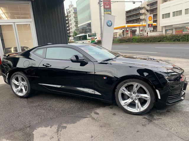 シボレーカマロ ＳＳ　ディーラ車　１オーナ　黒赤レザー　ＡｐｐｌｅＣａｒＰｌａｙ　クラウドナビ　バックモニター　デジタルインナミラー　パドルシフト　電動シート　シートヒータ　シートエアコン　ＬＥＤ　ブラインドスポットモニタ（8枚目）