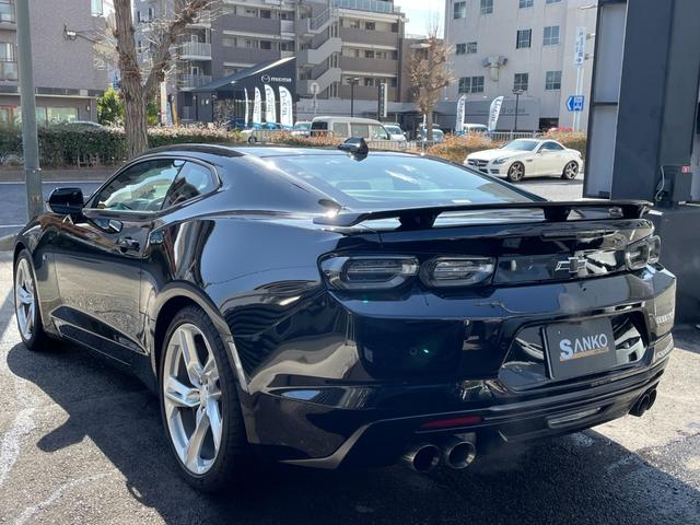 シボレーカマロ ＳＳ　ディーラ車　黒赤レザー　ＡｐｐｌｅＣａｒＰｌａｙ　クラウドナビ　バックモニター　デジタルインナミラー　パドルシフト　電動シート　シートヒーター　シートエアコン　ＬＥＤ　ブラインドスポットモニター（10枚目）