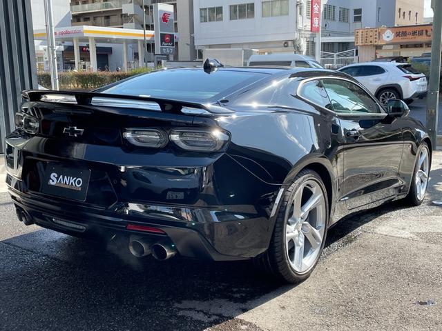 シボレーカマロ ＳＳ　ディーラ車　黒赤レザー　ＡｐｐｌｅＣａｒＰｌａｙ　クラウドナビ　バックモニター　デジタルインナミラー　パドルシフト　電動シート　シートヒーター　シートエアコン　ＬＥＤ　ブラインドスポットモニター（11枚目）