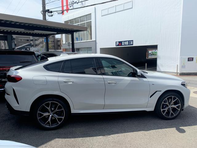 Ｘ６ ｘＤｒｉｖｅ　３５ｄ　Ｍスポーツ　ワンオーナ　黒革　コンフォートＰＫＧ　ハイラインＰＫＧ　２１インチＹスポークホイール　フットセンサー付き電動リアゲート　ステアリングヒータ　純正ナビ地デジ　全方位カメラ　アダプティブＬＥＤヘッドライト（7枚目）