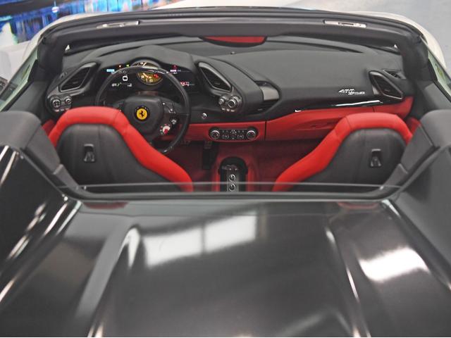 ４８８スパイダー ベースグレード　Ｂ　ポストトリムカーボンファイバー　キャバリーノヘッドレストステッチ　チタニウムエクゾーストパイプ　フロント／リヤパーキングカメラ／センサー（24枚目）