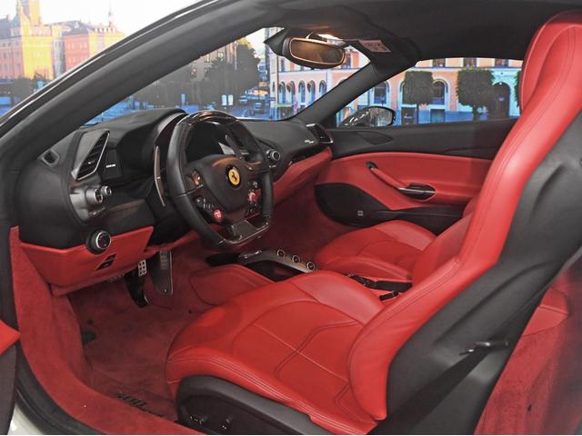 ４８８スパイダー ベースグレード　Ｂ　ポストトリムカーボンファイバー　キャバリーノヘッドレストステッチ　チタニウムエクゾーストパイプ　フロント／リヤパーキングカメラ／センサー（63枚目）