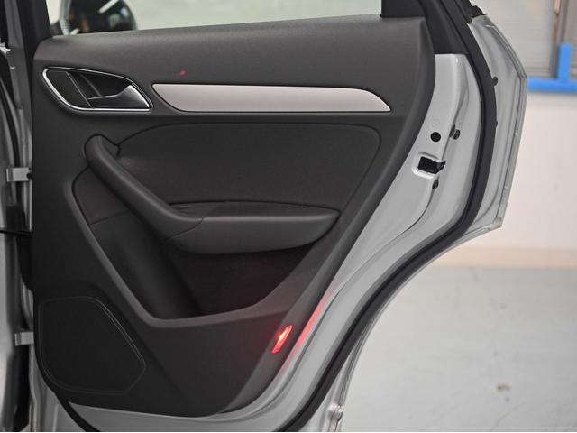 Q3 2.0TFSIクワトロ170PS Sトロニック 4WD 障害物センサー ルーフレール ETC HDDナビ バックカメラ 過給器設定モデル ディスプレイオーディオ 頸部衝撃緩和ヘッドレスト(21枚目)