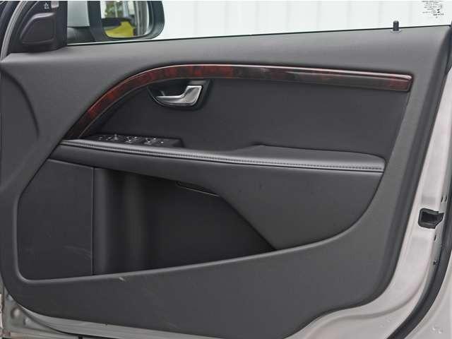 V70 T4 SE ルーフレール 革シート シートヒーター ドライブレコーダー HDDナビ 頸部衝撃緩和ヘッドレスト パワーシート ミュージックサーバー(29枚目)