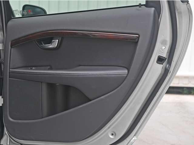 V70 T4 SE ルーフレール 革シート シートヒーター ドライブレコーダー HDDナビ 頸部衝撃緩和ヘッドレスト パワーシート ミュージックサーバー(31枚目)