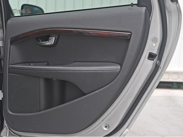 V70 T4 SE ルーフレール 革シート シートヒーター ドライブレコーダー HDDナビ 頸部衝撃緩和ヘッドレスト パワーシート ミュージックサーバー(32枚目)