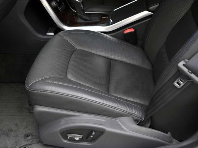 V70 T4 SE ルーフレール 革シート シートヒーター ドライブレコーダー HDDナビ 頸部衝撃緩和ヘッドレスト パワーシート ミュージックサーバー(44枚目)