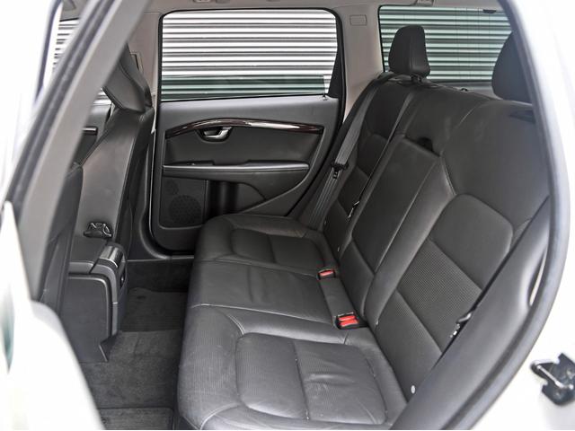 V70 T4 SE ルーフレール 革シート シートヒーター ドライブレコーダー HDDナビ 頸部衝撃緩和ヘッドレスト パワーシート ミュージックサーバー(48枚目)