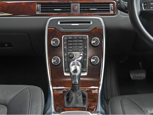 V70 T4 SE ルーフレール 革シート シートヒーター ドライブレコーダー HDDナビ 頸部衝撃緩和ヘッドレスト パワーシート ミュージックサーバー(63枚目)