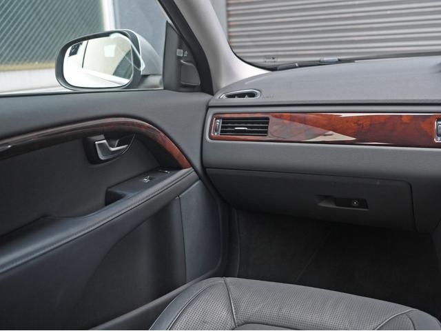 V70 T4 SE ルーフレール 革シート シートヒーター ドライブレコーダー HDDナビ 頸部衝撃緩和ヘッドレスト パワーシート ミュージックサーバー(65枚目)