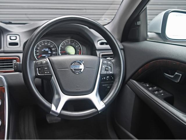 V70 T4 SE ルーフレール 革シート シートヒーター ドライブレコーダー HDDナビ 頸部衝撃緩和ヘッドレスト パワーシート ミュージックサーバー(66枚目)
