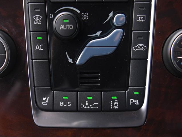 V70 T4 SE ルーフレール 革シート シートヒーター ドライブレコーダー HDDナビ 頸部衝撃緩和ヘッドレスト パワーシート ミュージックサーバー(73枚目)