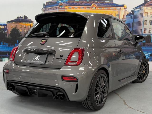 アバルト595 コンペティツィオーネ 茶革 黄色ブレンボキャリパー カーボンミラー ETC ドラレコ 5MT JBLスピーカー カーボンバンパー 純正ディスプレイオーディオ グリージョレコード(3枚目)