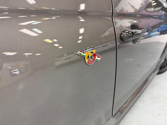 アバルト595 コンペティツィオーネ 茶革 黄色ブレンボキャリパー カーボンミラー ETC ドラレコ 5MT JBLスピーカー カーボンバンパー 純正ディスプレイオーディオ グリージョレコード(15枚目)