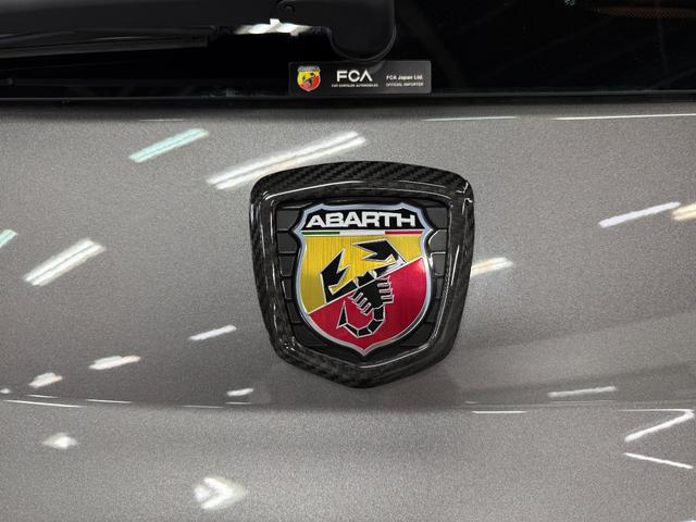 アバルト595 コンペティツィオーネ 茶革 黄色ブレンボキャリパー カーボンミラー ETC ドラレコ 5MT JBLスピーカー カーボンバンパー 純正ディスプレイオーディオ グリージョレコード(18枚目)