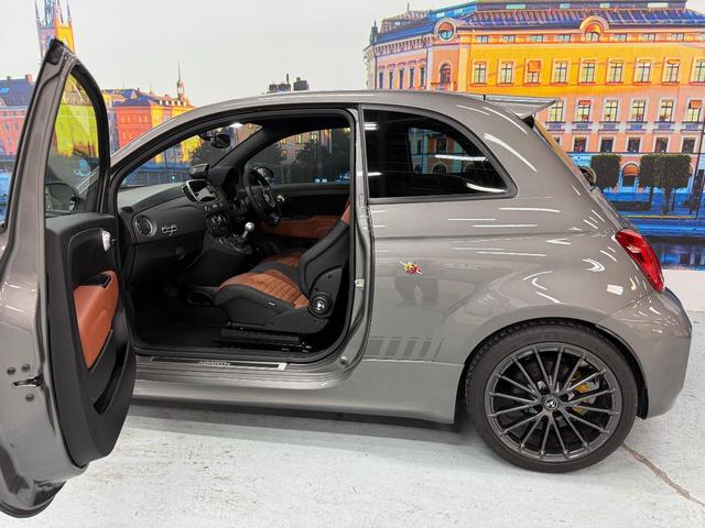 アバルト595 コンペティツィオーネ 茶革 黄色ブレンボキャリパー カーボンミラー ETC ドラレコ 5MT JBLスピーカー カーボンバンパー 純正ディスプレイオーディオ グリージョレコード(39枚目)