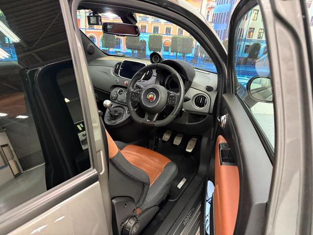 アバルト595 コンペティツィオーネ 茶革 黄色ブレンボキャリパー カーボンミラー ETC ドラレコ 5MT JBLスピーカー カーボンバンパー 純正ディスプレイオーディオ グリージョレコード(40枚目)