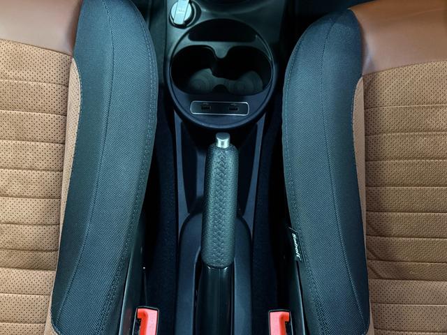 アバルト595 コンペティツィオーネ 茶革 黄色ブレンボキャリパー カーボンミラー ETC ドラレコ 5MT JBLスピーカー カーボンバンパー 純正ディスプレイオーディオ グリージョレコード(48枚目)