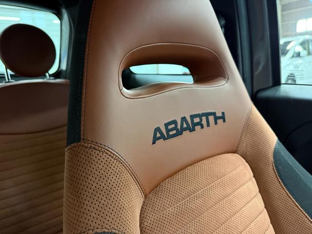 アバルト595 コンペティツィオーネ 茶革 黄色ブレンボキャリパー カーボンミラー ETC ドラレコ 5MT JBLスピーカー カーボンバンパー 純正ディスプレイオーディオ グリージョレコード(63枚目)