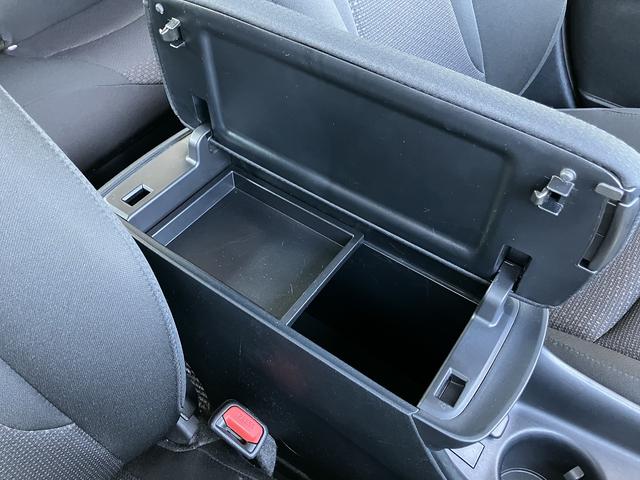 プリウス S 社外ナビ・バックカメラ・LEDヘッドライト・ACC/LDW・前後センサー・衝突軽減装置・誤発進抑制機能・CD/DVD/ワンセグTV/Bluetoothオーディオ・スマートキー・ETC・禁煙(41枚目)