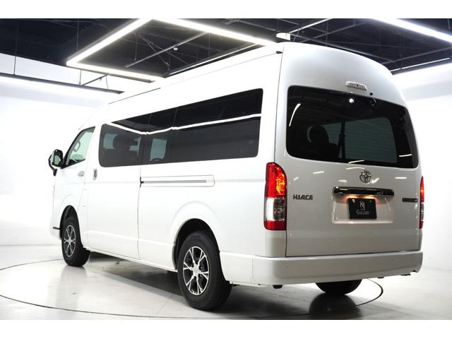 ハイエースワゴン グランドキャビン　登録済未使用車　デジタルインナーミラー　イージークローザー付片側パワースライドドア　ＬＥＤヘッドライト　全方位モニター　バックカメラ　純正アルミホイール　ＥＴＣ２．０　純正７インチナビ　フロアマット（7枚目）