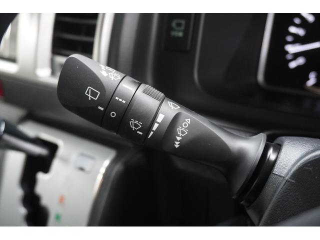ハイエースワゴン グランドキャビン　登録済未使用車　デジタルインナーミラー　イージークローザー付片側パワースライドドア　ＬＥＤヘッドライト　全方位モニター　バックカメラ　純正アルミホイール　ＥＴＣ２．０　純正７インチナビ　フロアマット（13枚目）