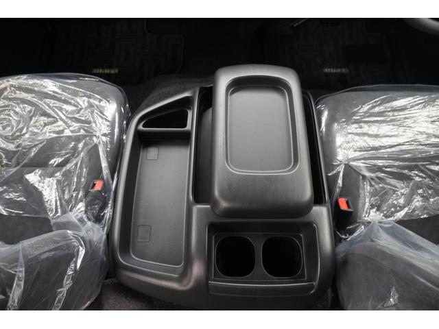 ハイエースワゴン グランドキャビン　登録済未使用車　デジタルインナーミラー　イージークローザー付片側パワースライドドア　ＬＥＤヘッドライト　全方位モニター　バックカメラ　純正アルミホイール　ＥＴＣ２．０　純正７インチナビ　フロアマット（21枚目）