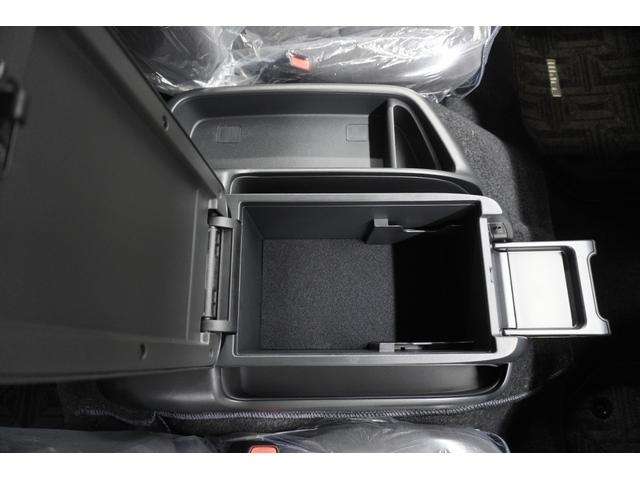 ハイエースワゴン グランドキャビン　登録済未使用車　デジタルインナーミラー　イージークローザー付片側パワースライドドア　ＬＥＤヘッドライト　全方位モニター　バックカメラ　純正アルミホイール　ＥＴＣ２．０　純正７インチナビ　フロアマット（29枚目）