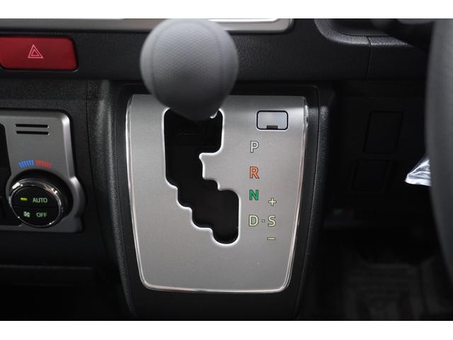 ハイエースワゴン グランドキャビン　登録済未使用車　デジタルインナーミラー　イージークローザー付片側パワースライドドア　ＬＥＤヘッドライト　全方位モニター　バックカメラ　純正アルミホイール　ＥＴＣ２．０　純正７インチナビ　フロアマット（32枚目）